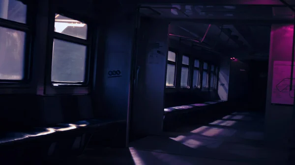 火车内部 网络朋克 紫色的颜色 — 图库照片