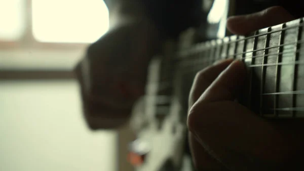 Adam Evde Gitar Çalıyor — Stok fotoğraf