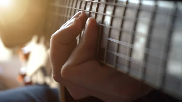 Man Plays Guitar Solo — Stock Photo, Image