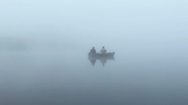 Due Pescatori Che Pescano Nella Nebbia — Video Stock