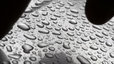 Parmak damla damla akıyor.