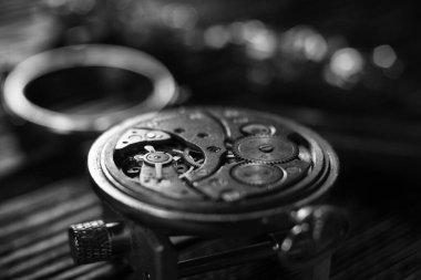 Saatçi atölyesi. Mekanik saat tamir işlemi