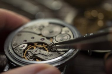 Mekanik saat tamiri, saatçiler atölyesi.