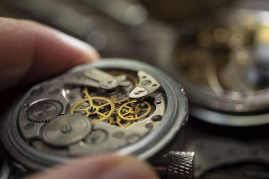 Mekanik saat tamiri, saatçiler atölyesi.
