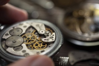 Mekanik saat tamiri, saatçiler atölyesi.