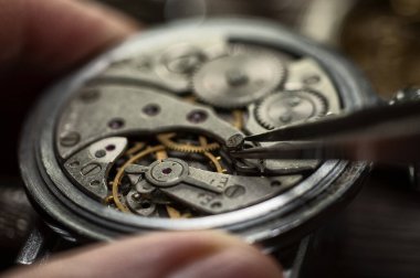 Mekanik saat tamiri, saatçiler atölyesi.