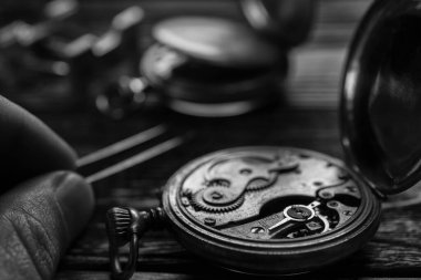 Saatçi atölyesi. Mekanik saat tamir işlemi