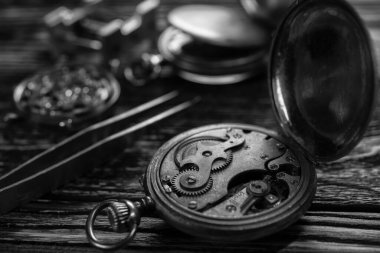 Saatçi atölyesi. Mekanik saat tamir işlemi