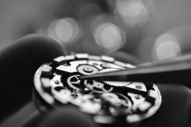 Saatçiler atölyesi. Mekanik saat tamiri. Mücevherleri tamir et