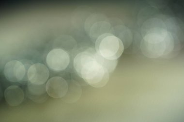 Beyaz ve gümüş soyut bokeh ışıkları. Odaklanmamış arkaplan