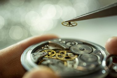 Karmaşık mekanik saat montajı taınmaz fabrika işçisi yakın çekim, kopyalama alanı