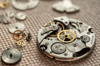 Mekanik saat montajı, saatçiler atölye çalışması birçok parça ve dişli
