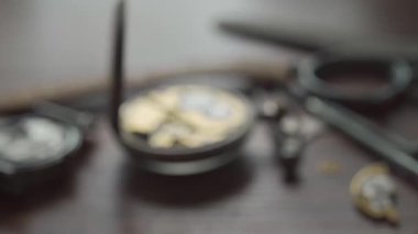 Özel aletlerle mekanik saat tamiri, saatçiler atölyesi