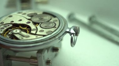 Saatçiler atölyesi. Mekanik saat tamiri. Mücevherleri tamir et