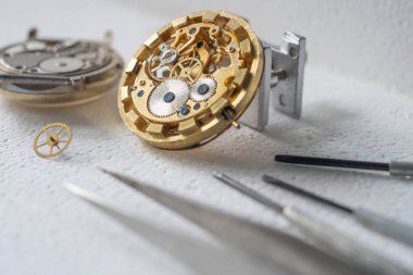 Mekanik saat tamiri, saatçiler atölyesi.