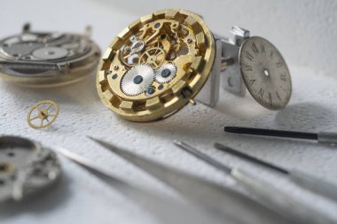 Mekanik saat tamiri, saatçiler atölyesi.