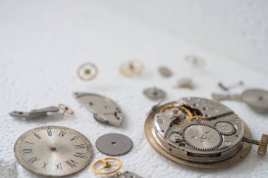 Beyaz bir arka plan üzerinde saat demonte