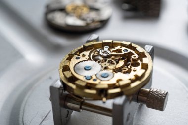 Kol saati mekanizması. Çelik saat mekanizması, çark ve vida.