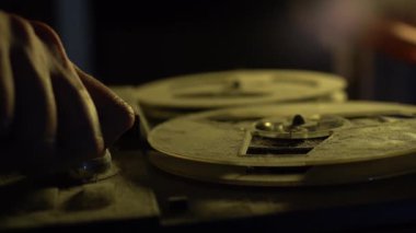 Eski bir bobin makarası oynatıcısı. Kasetçalar ve makaralar. Bobbin ses kaydedici