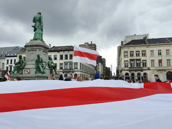 25 Mart 2021 'de, Avrupa Parlamentosu dışında, Lüksemburg Meydanı' nda (Brüksel, Belçika) Özgür Belarus için düzenlenen gösteri. Ön planda büyük beyaz-kırmızı-beyaz Belarus bayrağı.