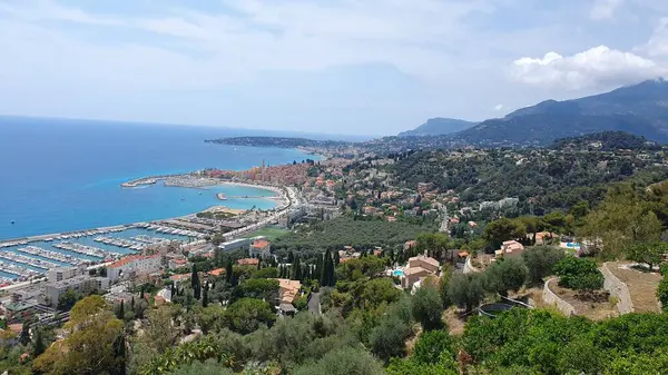 Temmuz 2023 'te güneşli bir yaz gününde tepelerden Menton' un (Fransa) kuş bakışı görüntüsü. Akdeniz ve Monako ufukta görünüyor..