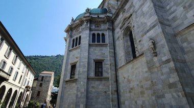 Como Katedrali 'nin dış duvarı (Cattedrale di Santa Maria Assunta) Como, İtalya' da, Haziran 2023. Gotik bir katedralin gri taş duvarı, heykeller ve pencereler..
