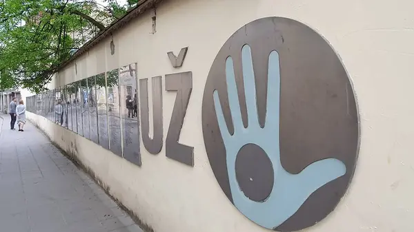 Uzupis 'in Vilnius ilçesindeki (Litvanya) duvar, Uzupis Cumhuriyeti logosu ve Uzupis Anayasası' nın 23 dilde yer aldığı metal plaketler. Mayıs 2023.