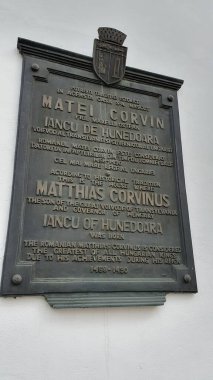 1458-1490 yılları arasında Macaristan ve Hırvatistan Kralı 'nın doğduğu yer olan Matthias Corvinus Hanesi' ni süsleyen plaket. Cluj-Napoca, Romanya, Eylül 2023. Romence ve İngilizce metin. 