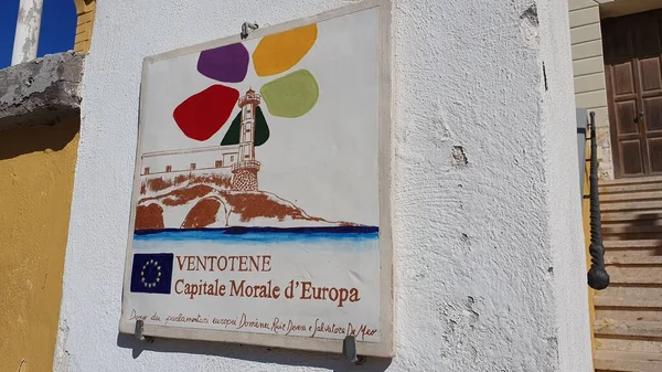 Ventotene (İtalya) belediye binasının önündeki plaket: 'Ventotene - Avrupa' nın Ahlak Başkenti '. Avrupa federasyonu için çağrıda bulunan Altiero Spinelli ve Ernesto Rossi 'nin Ventotene Manifestosu Ventotene' de yazılmıştır. Eylül 2023.