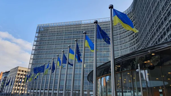 Brüksel, Belçika 'daki Avrupa Komisyonu genel merkezi (Berlaymont) önünde dalgalanan Ukrayna ve AB bayrakları. 25 Şubat 2023.