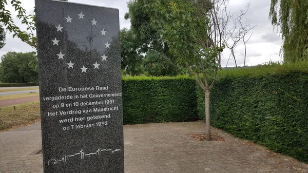 Hollanda 'nın Maastricht kentinde Maastricht Antlaşması' nın (Avrupa Birliği Antlaşması) imzalanmasıyla ilgili anıt. Antlaşma 7 Şubat 1992 'de şehirde imzalandı..