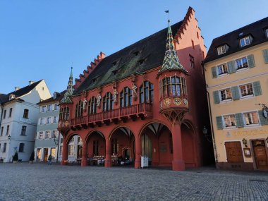 Freiburg (Almanya) yakınlarındaki görkemli kırmızı bina. Gri kaldırım taşlarıyla renk karşıtlığı.