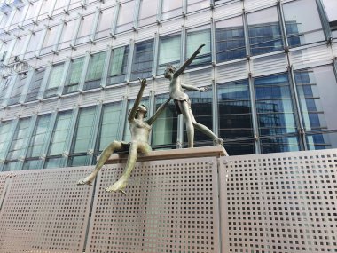 Brüksel 'deki Avrupa Komisyonu' nun (Belçika) Şarlman binasının önündeki heykel. Kucaklaşarak kollarına atlayan bir kız. 