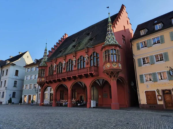 Freiburg (Almanya) yakınlarındaki görkemli kırmızı bina. Gri kaldırım taşlarıyla renk karşıtlığı.
