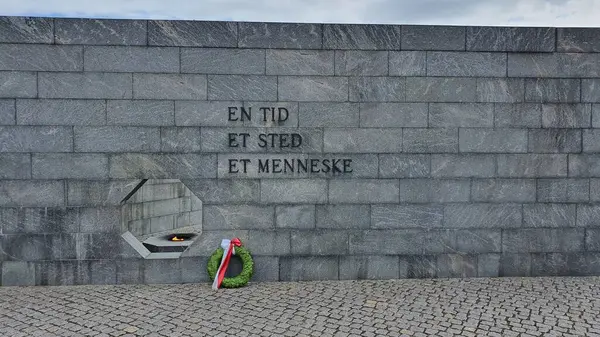 Danimarka Anıtı 'nın 1948' den beri yürüttüğü Uluslararası Çaba Duvarı, Kopenhag. Koyu gri taştan bir duvara 