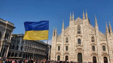 Milan Katedrali 'nde dalgalanan Ukrayna bayrağı (Duomo di Milano), İtalya, Nisan 2022. Ukrayna için turistik bir bölgede gösteri.