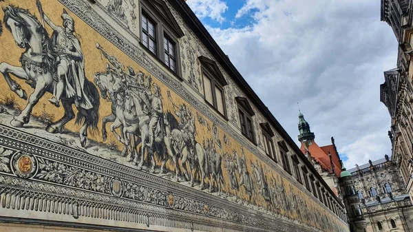 Dresden, Almanya 'da Furstenzug (Prensler Geçit Töreni) duvar resmi. Duvar sanatı asırlardır Wettin Hanedanı 'nın asaletini tasvir ediyor..