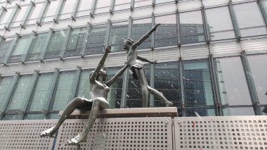 Kış tipi sırasında Brüksel 'deki Avrupa Komisyonu' nun (Belçika) Şarlman binasının önündeki heykel. Metalik gri bir heykeli kaplayan kar kucaklaşarak başka bir kızın kollarına atlıyor. Ocak 2024.