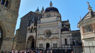 Bergamo, İtalya - Santa Maria Maggiore bazilikası eski şehir merkezinde (Citta Alta). Nisan 2024. Mavi gökyüzüne karşı duran Colleoni Şapeli (Cappella Colleoni) cephesi.