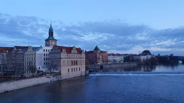 Prag, Çek Cumhuriyeti (Şubat 2024). Vltava nehri Charles Köprüsü 'nden alacakaranlıkta görüldü. Sakin bir kış öğleden sonrasında 'Mavi an'.