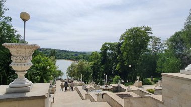 Valea Morilor parkı, Moldova 'nın Kişinev kentinde (Mayıs 2022). Taş merdivenler küçük yapay bir göle doğru dökülüyor..