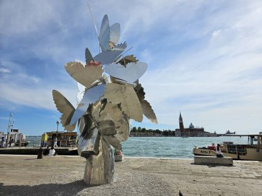 Venedik (Venezuela), İtalya, Mayıs 2024. Deniz kenarındaki modern soyut metal heykel. Ufukta San Giorgio Maggiore adası ve kilise görünüyor.. 