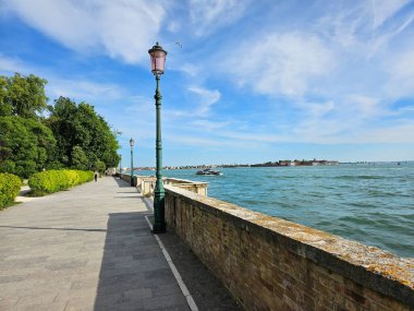 Venedik (Venezuela), İtalya, Mayıs 2024. Geleneksel lamba direği Giardini della Biennale parkının yanındaki sahil yolunda. Sakin, aydınlık bir yaz gününde gezmek..