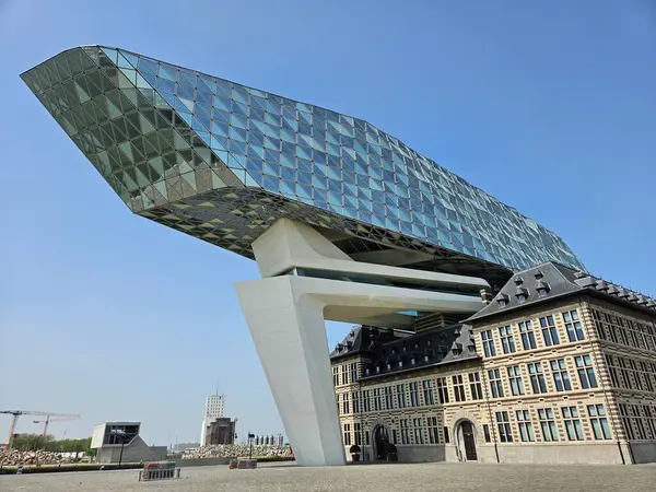 Antwerp, Belçika 'nın Zaha Hadid Meydanı' nda (Mayıs 2024) Liman İdaresi Binası. Modern cam yapı eski bir itfaiye binasına entegre edildi..