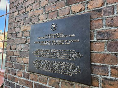 Tampere, Finlandiya (Ağustos 2024). Vapriikki müze merkezinde düzenlenen ve Finlandiya Başbakanı Paavo Lipponen başkanlığındaki 1999 Avrupa Konseyi zirvesinin anısına imzala.