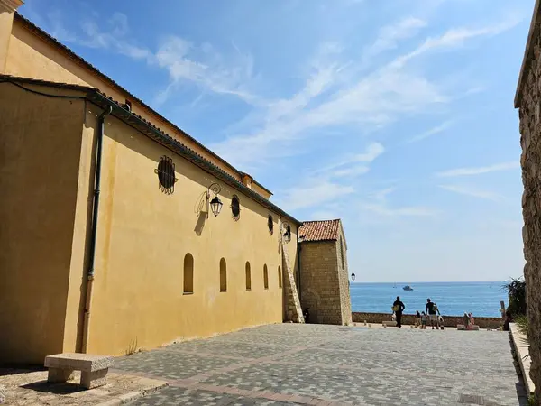 Antibes, Fransa (Ağustos 2024). Paved caddesi deniz kenarına çıkıyor. Antibes Katedrali 'nden ufka doğru bak..