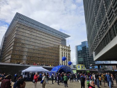 Avrupa Komisyonu, Mayıs 2024 'te Brüksel' de düzenlenen AB Açık Günü 'ne ev sahipliği yaptı. Avrupa Günü, Avrupa Birliği kurumlarının binaları önünde çadır, balon ve müzikle kutlanıyor.