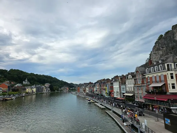 Dinant, Belçika (Eylül 2024). Charles de Gaulle köprüsünden Meuse (Maas) nehrinin manzarası. Nehir kenarındaki yürüyüş yoluna büyüleyici evler eşlik ediyor..