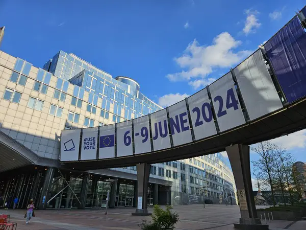 Brüksel 'deki Avrupa Parlamentosu binası, Nisan 2024. Altiero Spinelli binasının önündeki meydanda 2024 Avrupa seçimlerinin reklamını yapın..