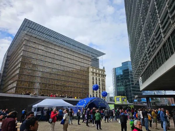 Avrupa Komisyonu, Mayıs 2024 'te Brüksel' de düzenlenen AB Açık Günü 'ne ev sahipliği yaptı. Avrupa Günü, Avrupa Birliği kurumlarının binaları önünde çadır, balon ve müzikle kutlanıyor.